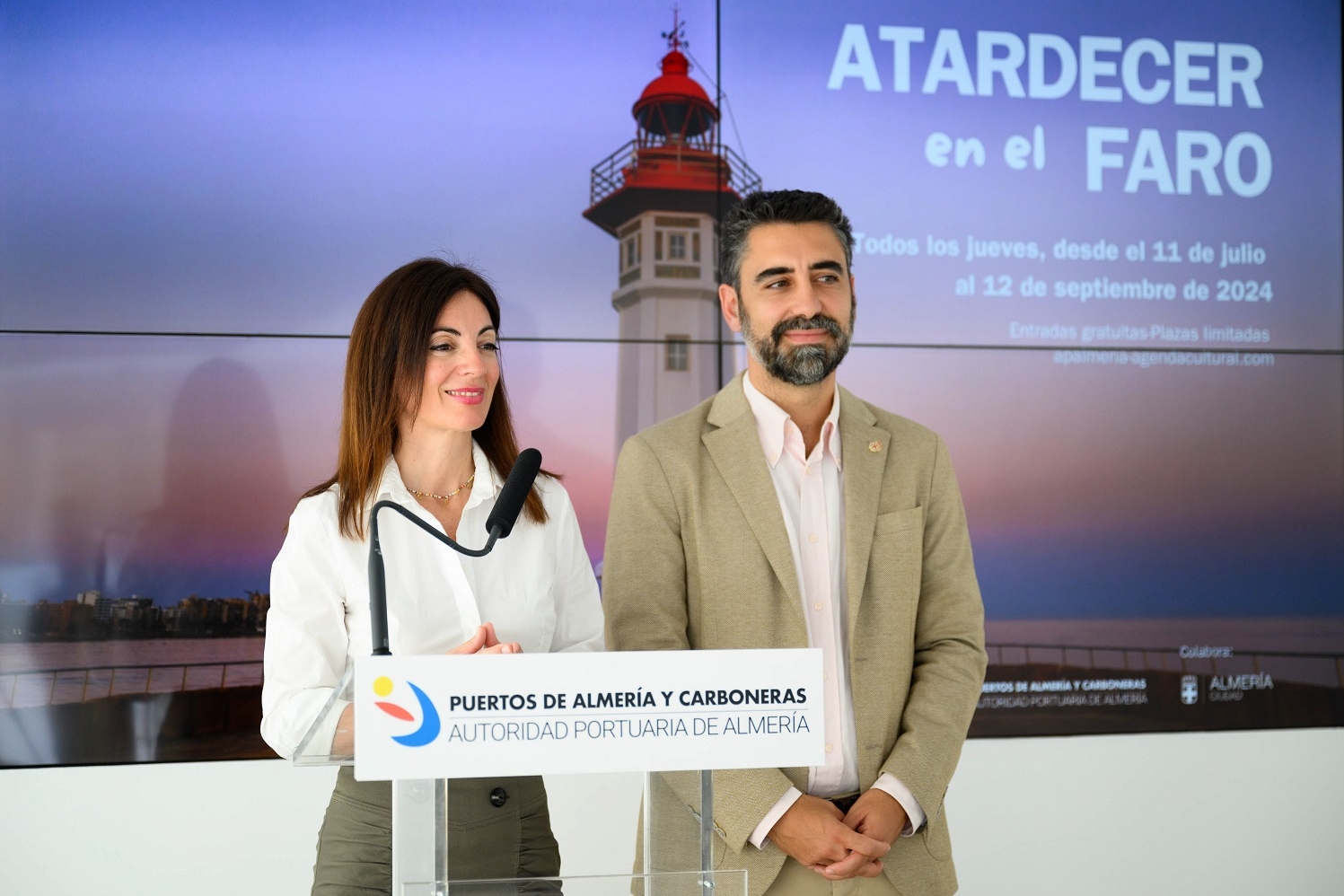 La presidenta de la APA Rosario Soto y el concejal de Turismo Joaquin Perez de la Blanca en la presentacion de Atardecer en el Faro uai - Turismo Almería