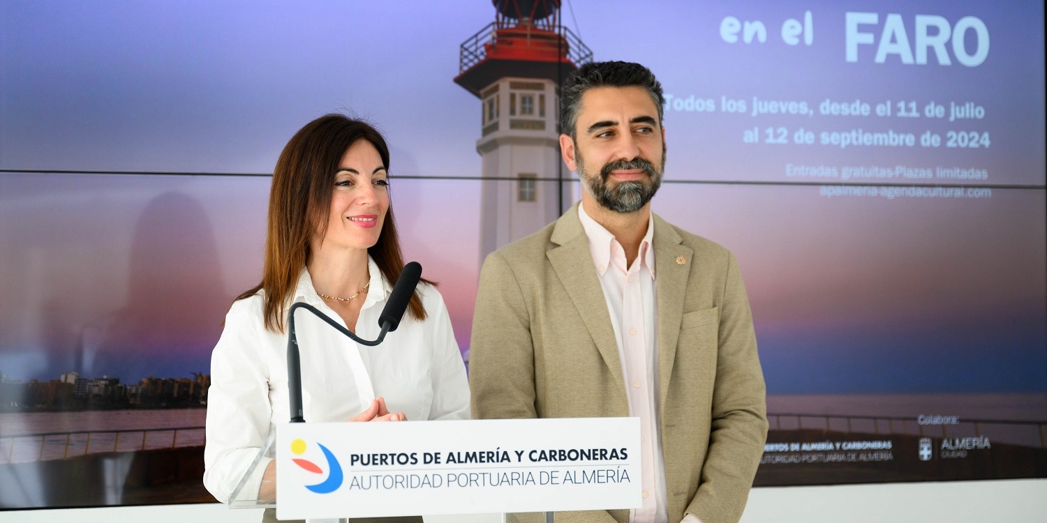 La presidenta de la APA Rosario Soto y el concejal de Turismo Joaquin Perez de la Blanca en la presentacion de Atardecer en el Faro uai - Turismo Almería