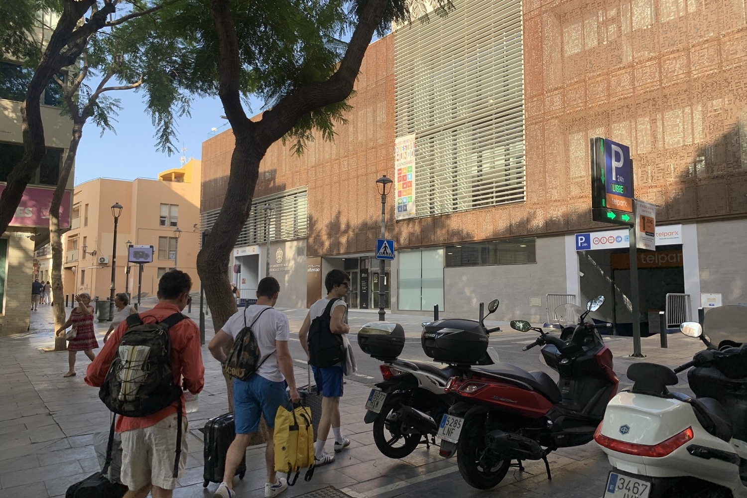 Turistas llegando al centro uai - Turismo Almería