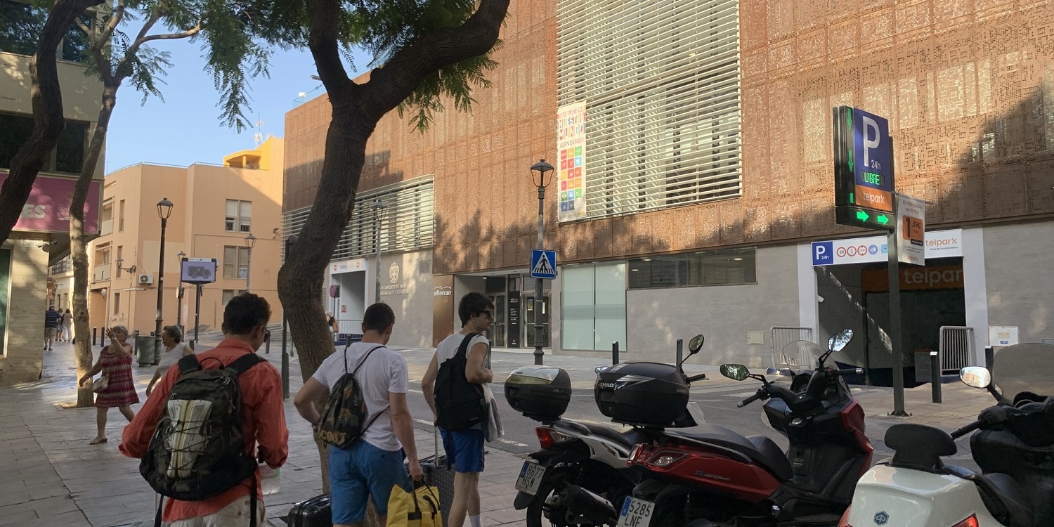 Turistas llegando al centro uai - Turismo Almería