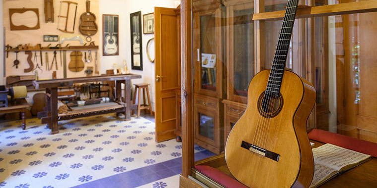 Expositor con guitarra española en el interior de la casa de Antonio Torres