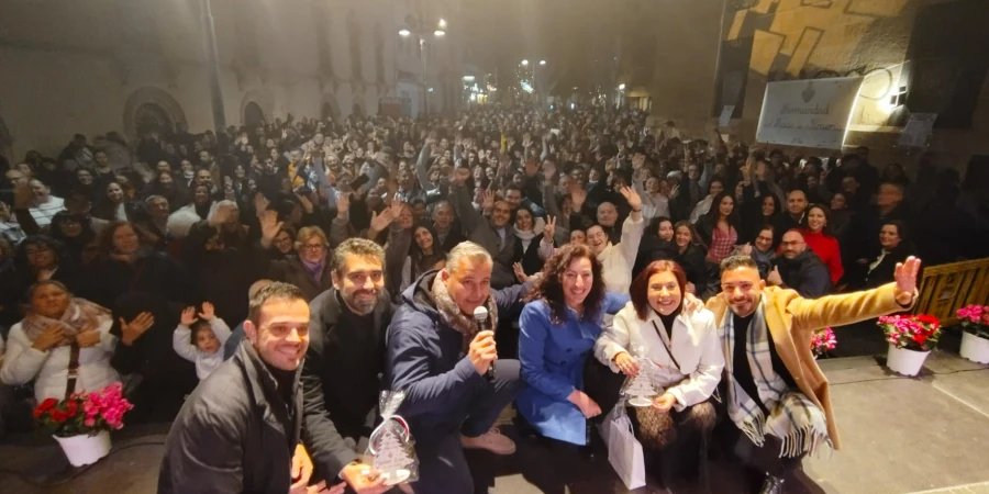 Siete grupos llenan de Navidad la Plaza Pablo Cazard con la celebración de la Zambomba de la Hermandad del Rocío de Almería