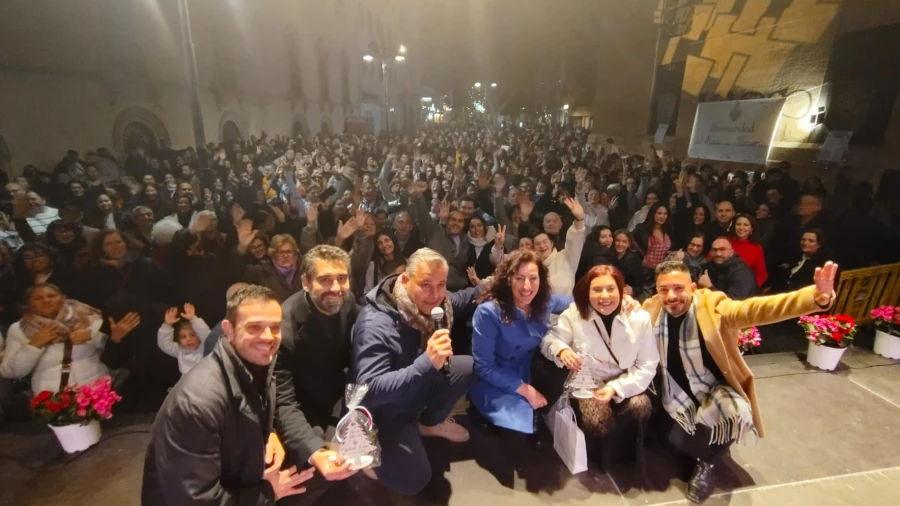 Siete grupos llenan de Navidad la Plaza Pablo Cazard con la celebración de la Zambomba de la Hermandad del Rocío de Almería