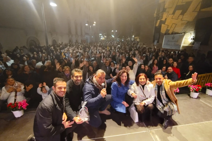 Siete grupos llenan de Navidad la Plaza Pablo Cazard con la celebración de la Zambomba de la Hermandad del Rocío de Almería